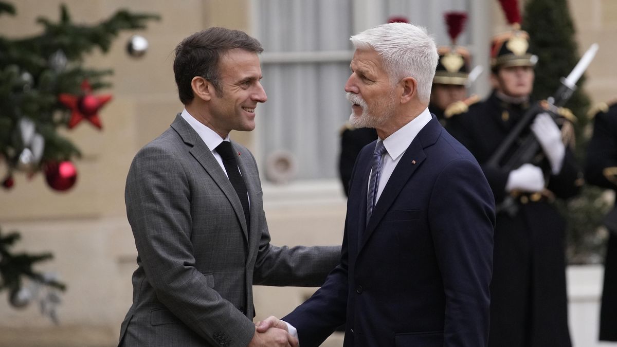Macron přivítal Pavla v Elysejském paláci
